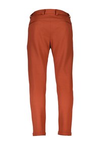 Pantaloni slim-fit di colore rame realizzati in un tessuto morbido. Caratteristiche includono un orlo arrotolato, passanti per cintura e due tasche posteriori.