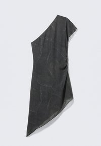 Ασύμμετρο φόρεμα με έναν ώμο σε σκούρο γκρι ύφασμα, με υφασμάτινα μοτίβα και ραφές, καθώς και απαλό φινίρισμα. Κρεμιέται απαλά στη μία πλευρά.