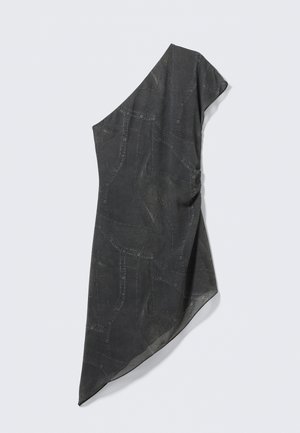 Vestido asimétrico de un solo hombro en tejido gris oscuro con patrones texturizados y cosidos, y un acabado suave. Se drapea suavemente en un lado.