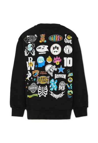 Czarna bluza z kapturem z różnorodnymi kolorowymi naklejkami i logo na plecach, w tym z wzorami zawierającymi tekst, postacie i wzory.