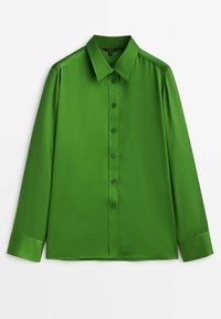 Chemise à manches longues boutonnée de couleur vert vif avec un col pointu et des poignets boutonnés, présentée à plat sur un fond blanc.