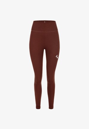 Brązowe prążkowane legginsy z wysokim stanem, z małym białym logo na lewym udzie. Gładka faktura, dopasowany krój.