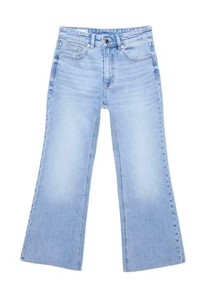 Lichtblauwe high-waist spijkerbroek met wijde pijpen, voorzakken en knoopsluiting, plat uitgespreid op een witte achtergrond.