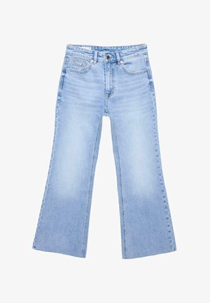 Lichtblauwe high-waist spijkerbroek met wijde pijpen, voorzakken en knoopsluiting, plat uitgespreid op een witte achtergrond.