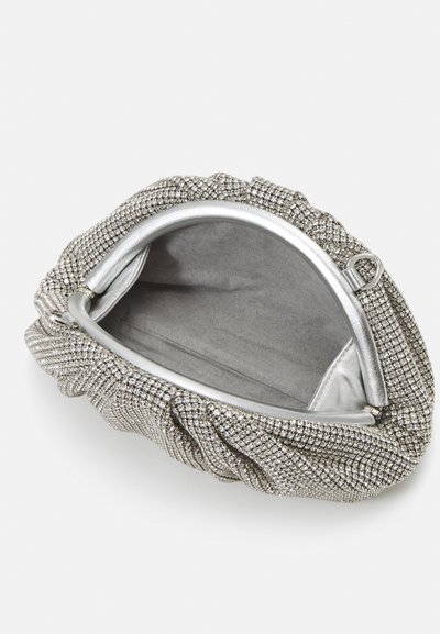 Metallic sølv clutch med en struktureret overflade, der har et sammensamlet design, toplukning og en indvendig foring af blødt stof.