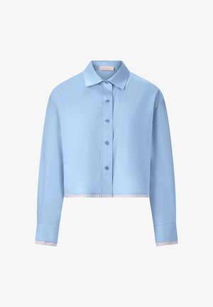 Chemise courte bleu clair avec un devant à boutons, des manches longues et des poignets rayés contrastants. Tissu lisse, design de col classique.