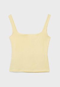 Světlounce žlutý krátký top bez rukávů s širokými ramenními popruhy a čtvercovým výstřihem na jednobarevném pozadí.