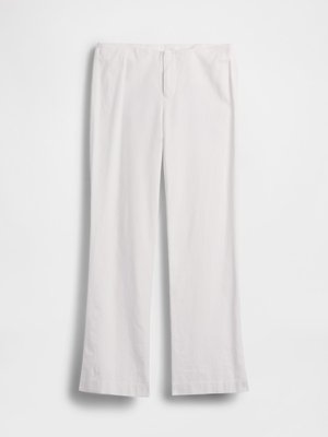 Witte broek met rechte pijpen, vooraan rits en knoopsluiting, platliggend op een witte achtergrond.