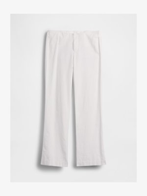Witte broek met rechte pijpen, vooraan rits en knoopsluiting, platliggend op een witte achtergrond.