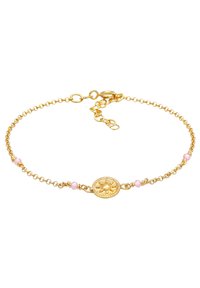 Bracciale in oro con un charm centrale rotondo caratterizzato da un design in rilievo, accentuato da perline rosa distribuite uniformemente lungo la catena.