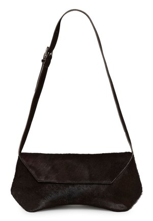 Sac à épaule noir avec une longue sangle réglable et un rabat texturé, fabriqué en matière douce ressemblant à de la fourrure.