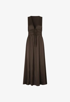 Varrukateta tumedat pruun maksikleit sügava V-kaelusega ja kogutud vöökohaga, mille ees on reguleeritavad paelad.