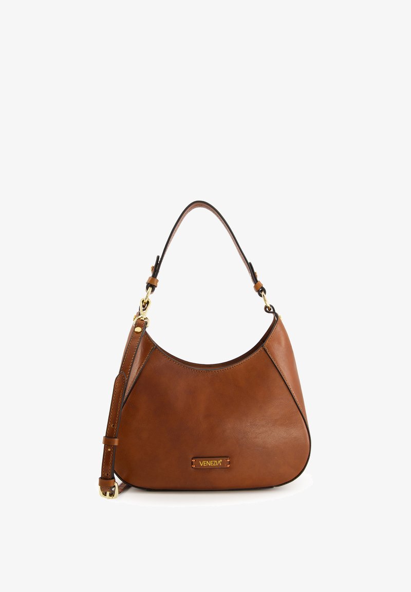 Sac hobo en cuir marron avec une silhouette incurvée, une bandoulière réglable et des accessoires en métal doré. Présente une plaque logo bien visible à l'avant.