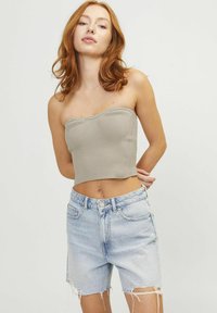 Lichtgrijze geribde strapless top gecombineerd met verstoorde lichtblauwe denimshorts. De outfit heeft een cropped fit en strakke lijnen.