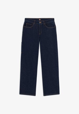 Jeans in denim blu scuro con una vestibilità dritta, cinque tasche e cuciture arancioni a contrasto. La vita include un bottone metallico e una cerniera.