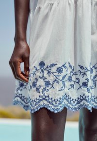 Next EMBELLISHED TIERED REGULAR FIT - Vapaa-ajan mekko - white blue
