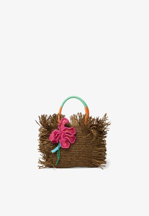 Braune gewebte Handtasche mit Fransen an den Rändern, einem Griff, der in Grün und Orange eingewickelt ist, und einer großen rosa gehäkelten Blume mit blau-grünem Stiel angebracht.