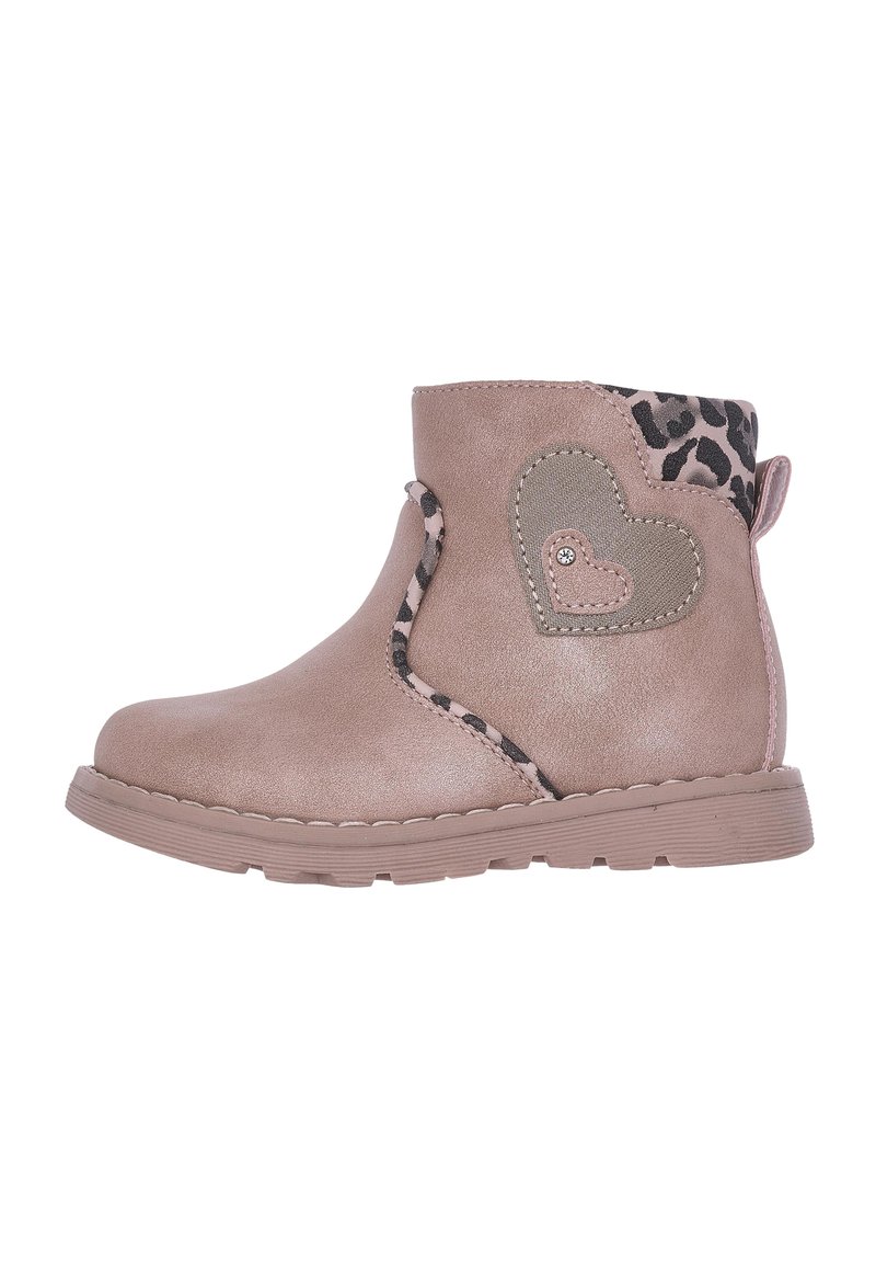 Botín sintético rosa con un acento en forma de corazón, que presenta un detalle de estampado de leopardo en la parte trasera y una suela texturizada.