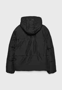 Veste rembourrée noire avec capuche, dotée d'un extérieur lisse, de coutures horizontales et de poignets élastiques. Design simple et fonctionnel.