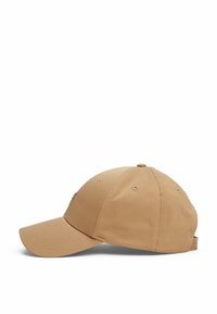 Cappellino da baseball beige con visiera curva, realizzato in tessuto. Presenta hardware in metallo sul lato e fori di ventilazione sulla parte superiore.