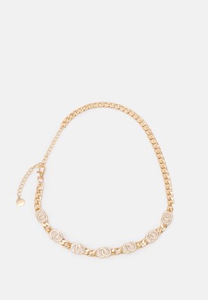 Złoty naszyjnik łańcuszkowy z naprzemiennymi podwójnymi okrągłymi ogniwami z cyrkoniami oraz zapięciem na karabińczyk z regulowanym przedłużeniem łańcuszka.