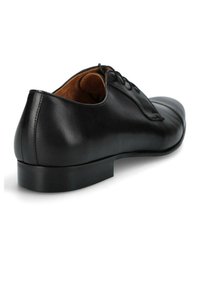 Czarne skórzane buty do garnituru o gładkim wykończeniu, zaokrąglonym nosku i sznurowanej konstrukcji. Posiadają niskoprofilową podeszwę oraz minimalne detale szwów.