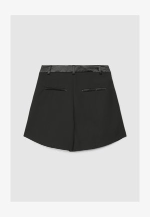 Pantaloncini neri su misura con una vita liscia in raso, caratterizzati da due tasche posteriori con dettagli in raso e una forma strutturata e svasata.