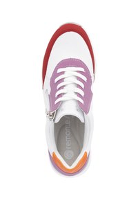Białe sneakersy z czerwonym noskiem, fioletowym panelem sznurowania i pomarańczowym akcentem na pięcie. Zawierają boczny zamek błyskawiczny i teksturowaną podeszwę.