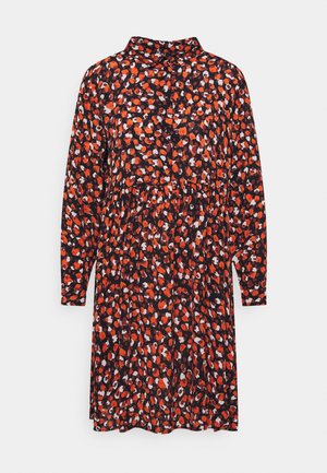 Robe boutonnée à manches longues avec col, possédant une base noire et un motif abstrait tacheté rouge, orange et blanc.