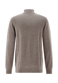 Brauner Langarm-Pullover mit Rollkragen und gerippten Bündchen und Saum, von hinten vor einem weißen Hintergrund gezeigt.