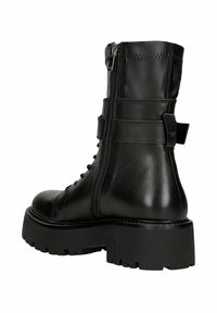 Černá kožená bojová bota s masivní podešví, bočním zipem a šněrovacími detaily s jemným logem vzadu.