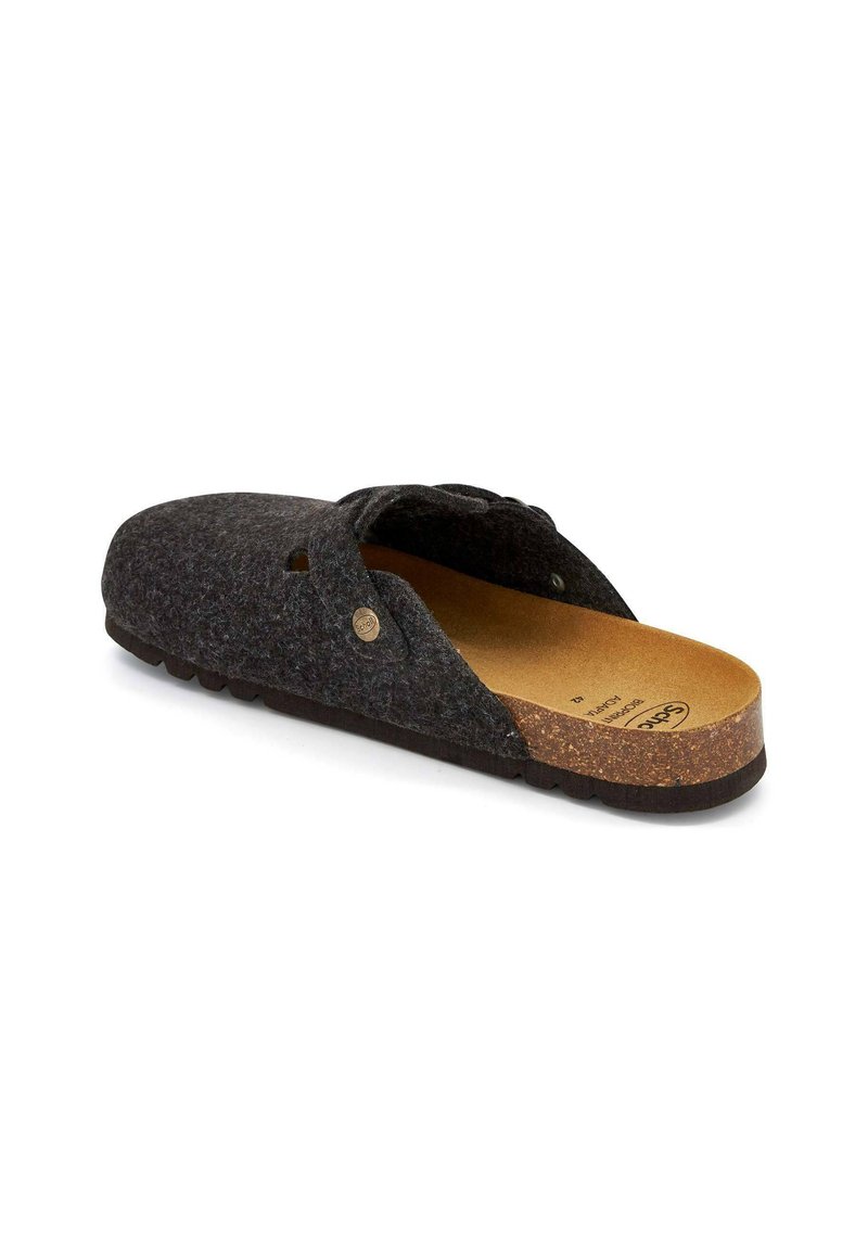 Grijze felt clogs met een open achterkant, kurken voetbed en een kleine metalen studaccent aan de zijkant; gestructureerde bovenkant en rubberen loopzool voor grip.