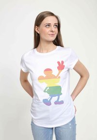 Bílý bavlněný tričko s barevným, vzorovaným designem kreslené myši v duhových tónech, s gestem mírového znamení a krátkými rukávy.