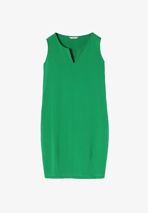Vestido verde sin mangas, hecho de una tela suave, que presenta un escote en V y aberturas laterales cerca del dobladillo para facilitar el movimiento.