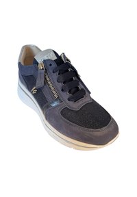 Sneaker in suede blu navy e denim con finitura testurizzata, dotata di una cerniera argentata, lacci neri e suola in gomma bianca.