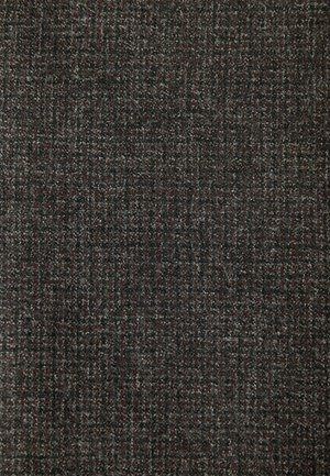 Tumma teksturoitu kangas, jossa on hienovarainen kuvio, sisältäen sekoituksen harmaita ja ruskeita lankoja, luoden kudottua ilmettä. Pehmeä kosketuksessa.