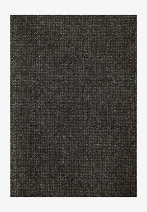 Tumma teksturoitu kangas, jossa on hienovarainen kuvio, sisältäen sekoituksen harmaita ja ruskeita lankoja, luoden kudottua ilmettä. Pehmeä kosketuksessa.