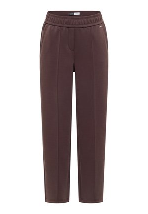 Pantalon marron foncé fuselé avec taille élastique, poches latérales, détails de couture à l'avant, et petit badge logo métallique près de la poche.