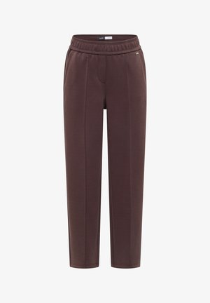Pantalon marron foncé fuselé avec taille élastique, poches latérales, détails de couture à l'avant, et petit badge logo métallique près de la poche.