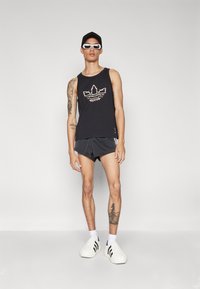 adidas Originals PRIDE TREFOIL - Tréningruha alsók - black