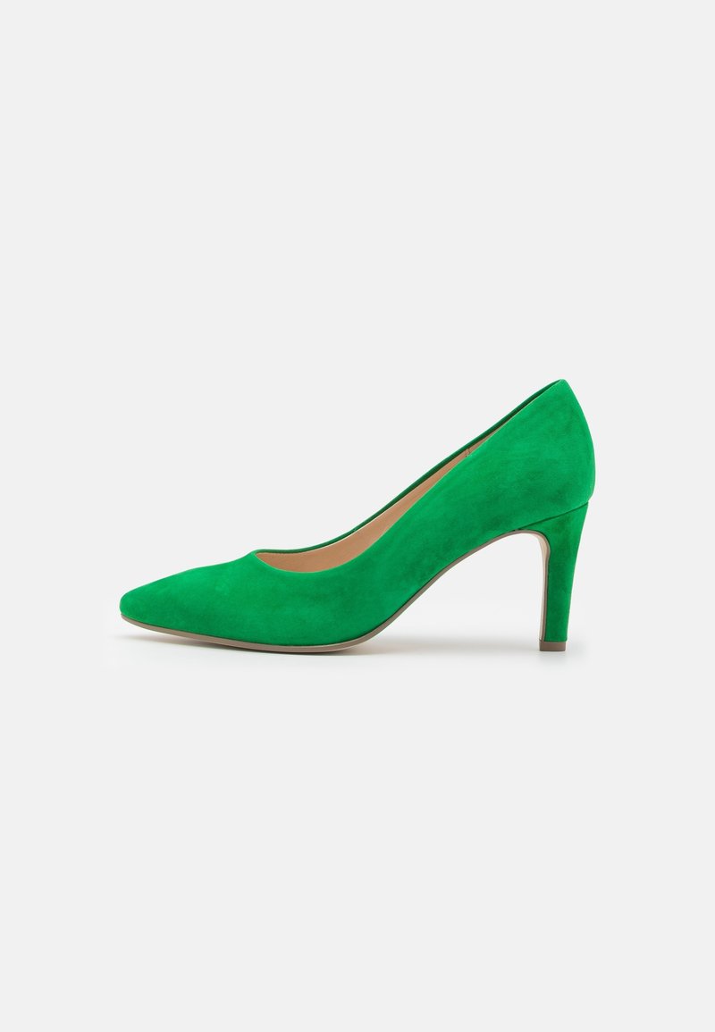 Escarpin en daim vert à talon haut, bout pointu et talon moyen fin, présenté de profil sur un fond blanc uni.