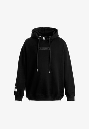 Sudadera negra hecha de tela suave; cuenta con capucha con cordón, parche de logo en el frontal y puños acanalados. Corte recto con un ajuste relajado.