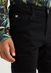 WE Fashion JONGENS STRETCH - Skinny džíny - black