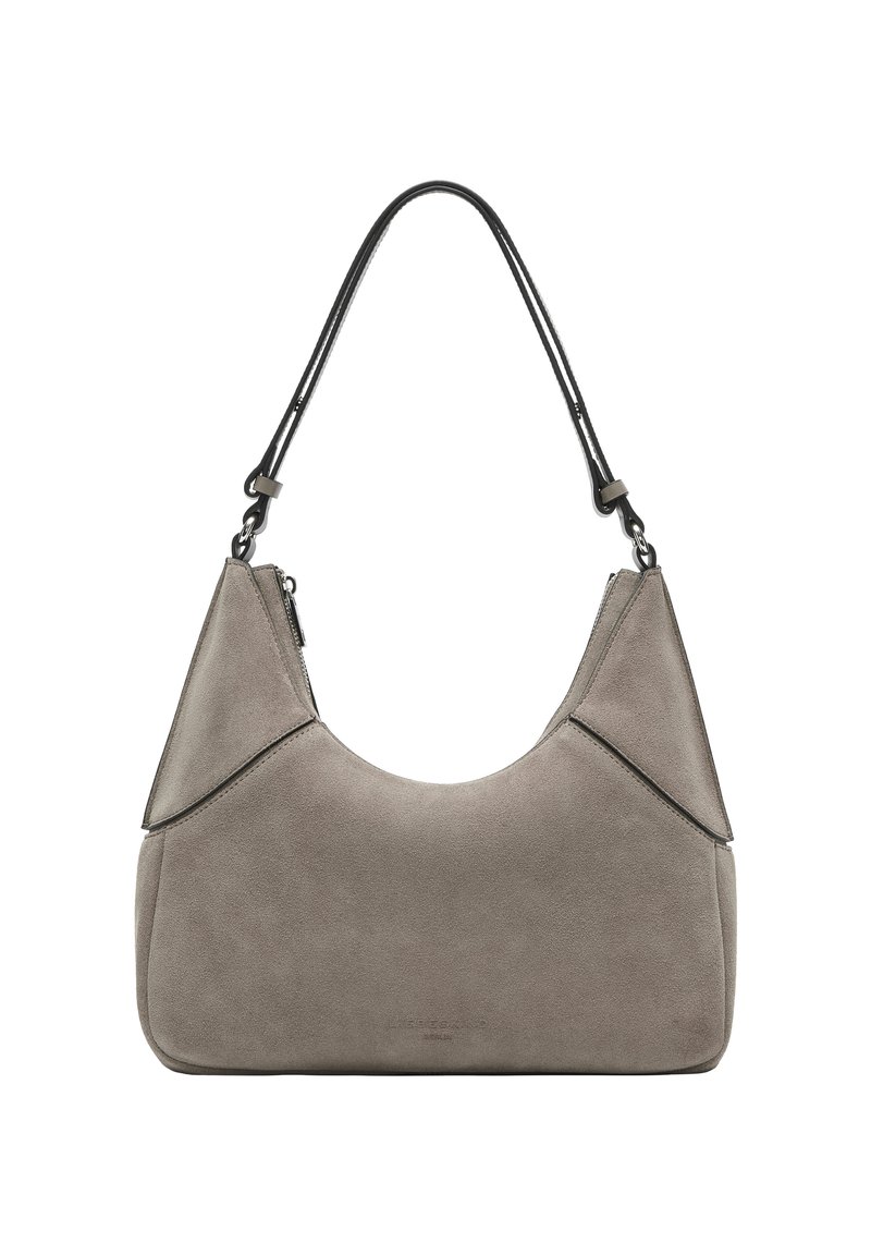 Lichtgrijze suède handtas met een gebogen silhouet, voorzien van zwarte hardware en een schouderband. Zachte textuur met scherpe lijnen aan de bovenkant.