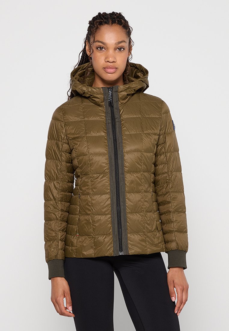Olivgrüne Steppjacke mit Reißverschluss, angenommener Kapuze, elastischen Bündchen und gestepptem Textil. Leichtes Material mit glatter Oberfläche.