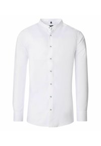 Weißes Langarm-Hemd für Männer mit Stehkragen und grünen Knöpfen auf der Vorderseite, auf einem schlichten Hintergrund präsentiert.