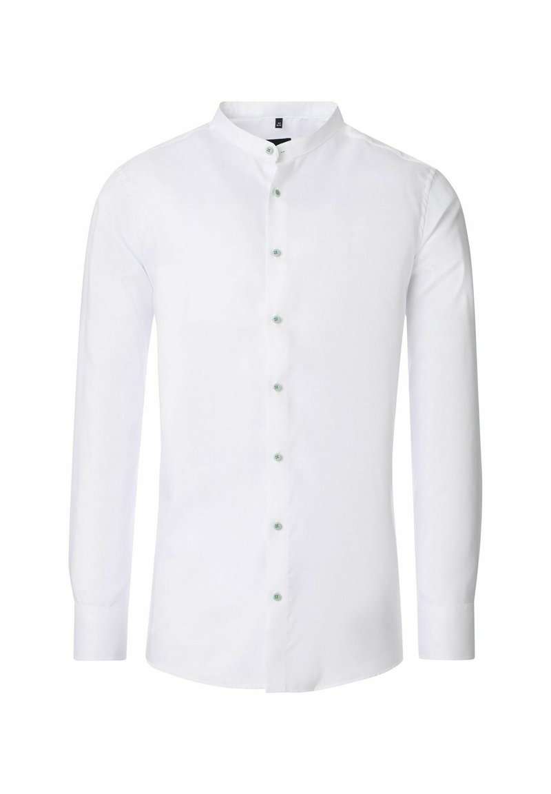 Weißes Langarm-Hemd für Männer mit Stehkragen und grünen Knöpfen auf der Vorderseite, auf einem schlichten Hintergrund präsentiert.