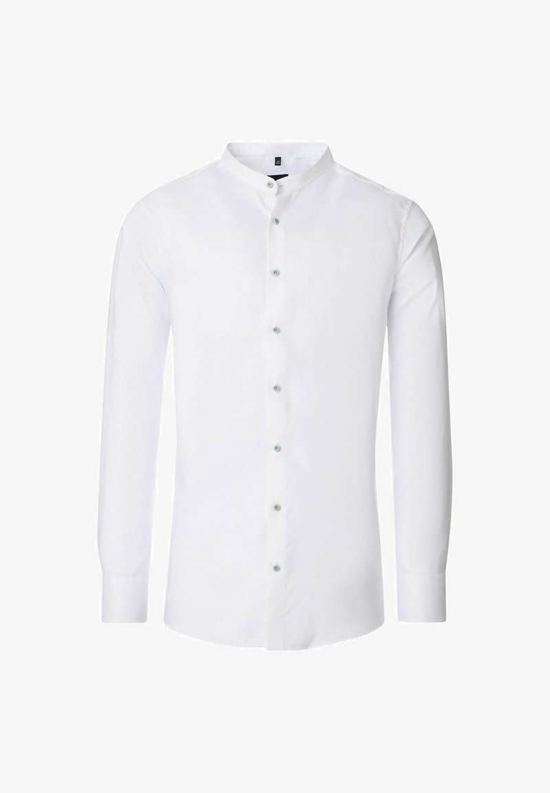 Weißes Langarm-Hemd für Männer mit Stehkragen und grünen Knöpfen auf der Vorderseite, auf einem schlichten Hintergrund präsentiert.