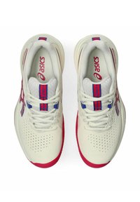 Vita sportskor med röda sulor och detaljer. Har en perforerad ovandel, snörningsdesign och blåa och röda randiga detaljer.