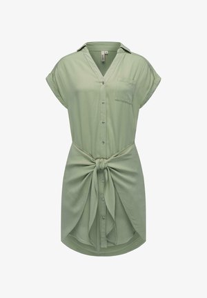 Gaiši zaļš, īsām piedurknēm krekliņš kleita ar apkakli, priekšējiem pogām, krūšu kabatu un sasietu vidukļa detaļu, lai radītu piegulošu izskatu.